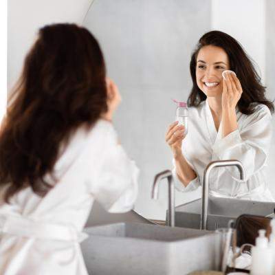 Cum să te demachiezi corect: ritualul esențial pentru o piele sănătoasă și luminoasă