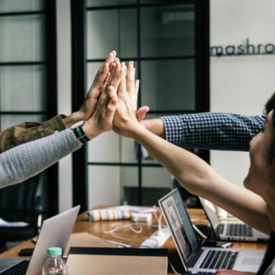 Oamenii care te vor ajuta să faci primul pas către independență