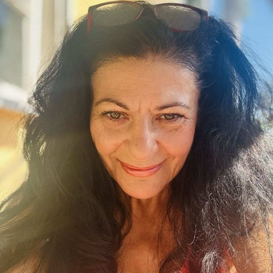 Elena Cârstea a revenit în România după aproape un deceniu. Artista a fost văzută într-un scaun cu rotile la aeroport