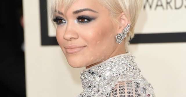 Rita Ora intoarce toate privirile pe covorul rosu al premiilor Grammys cu un look Rimmel London