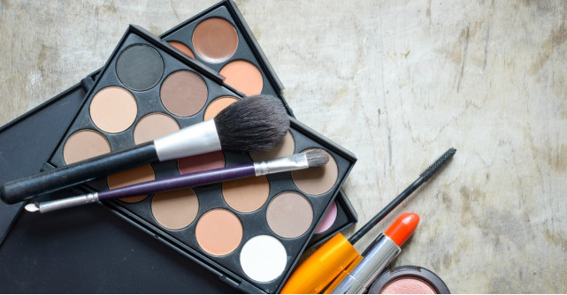 Cele 10 produse care nu trebuie să îți  lipsească din trusa de machiaj