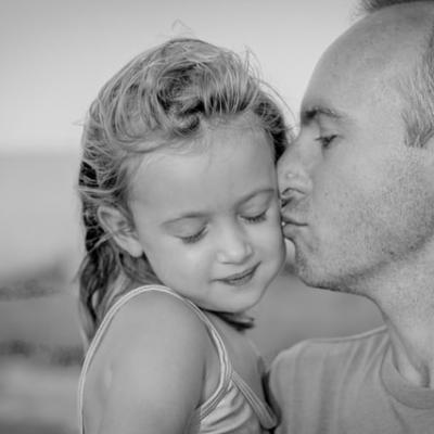  Tata nu-i ca mama - despre beneficiile egale ale rolului de părinte, în dezvoltarea copilului