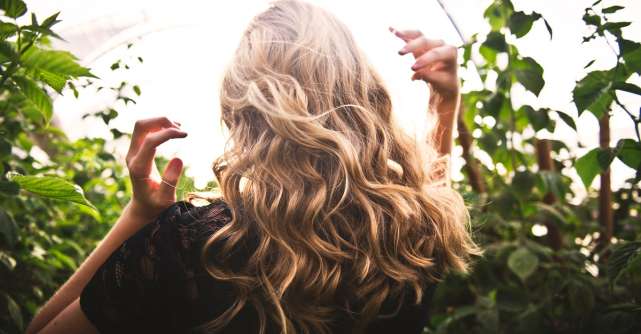 Sfaturi practice pentru a-ți accelera creșterea părului și a-l menține sănătos
