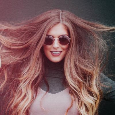 5 trucuri de vopsire care îți fac părul să pară mai des