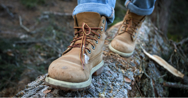 Bocanci de munte pentru drumeții prin zăpadă