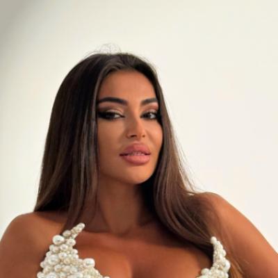 Elena Ionescu, îndrăgostită nebunește de un fotbalist cu 13 ani mai tânăr. Imagini intime la piscină cu iubitul și fiul ei