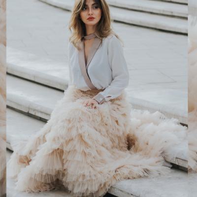 Fustele lungi cu multe de volane sunt ideale de Crăciun sau Revelion