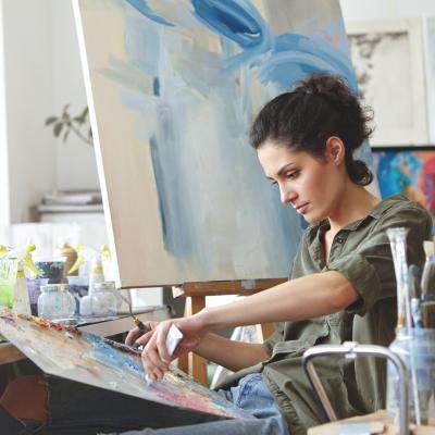 Amway România susține tinerii artiști și inaugurează proiectul cultural  Artistry Studio Gallery 