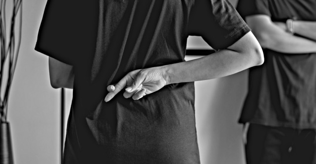 Cum îți dai seama că te minte? 3 Trucuri de la psihologi pentru a demasca o persoană mincinoasă