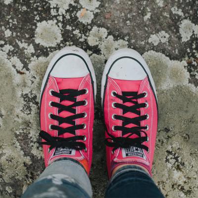 De ce să porți tenișii colorați în locul celor clasici?