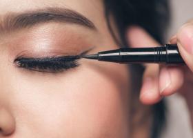 Secretul femeilor seducatoare: tusul de ochi!
