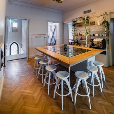 Simbio in casa noua pe Negustori 26