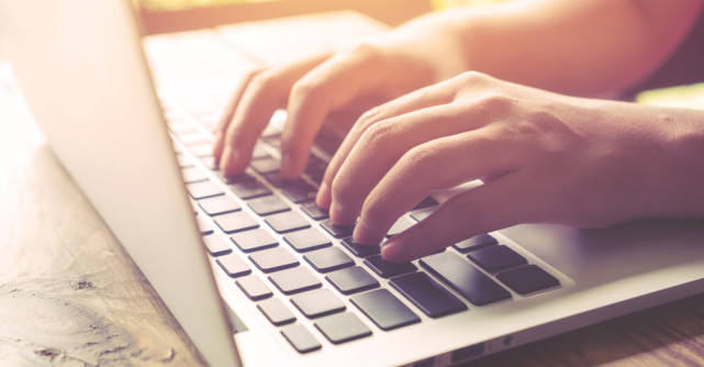 Flirtul pe Facebook: Cum sa te combini online?