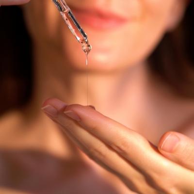 Mâinile tale pot fi o carte de vizită: obiceiul zilnic care subțiază pielea și favorizează petele pigmentare