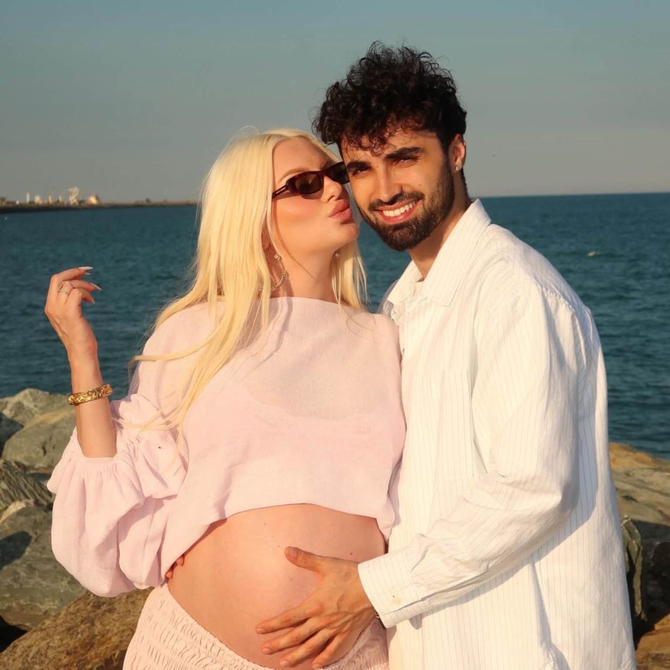Alexandra Stan și fiica ei, Eva, au ajuns acasă. Artista a povestit despre nașterea cu complicații