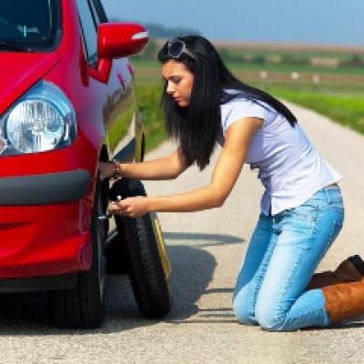 Sfaturi pentru soferite: Cum procedezi cand faci pana?