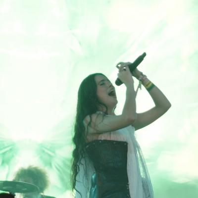 Dora Gaitanovici ne poartă în zborul dorului cu noua piesă 'Vara mea'