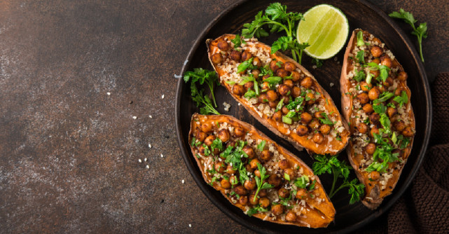 Cartofi dulci umpluti cu quinoa, fasole neagra si guacamole