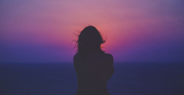 Să fii singură nu e o pedeapsă! De ce nu trebuie să te simți incompletă fără o relație