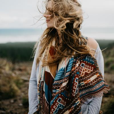 Șaluri cu motive geometrice: adaugă un plus de rafinament ținutei tale!