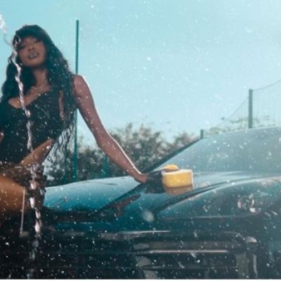 Fără întrebări, doar dansează Like That cu NAOMI