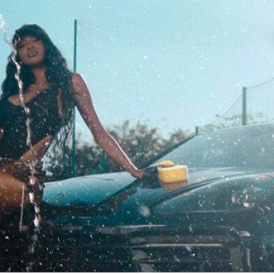 Fără întrebări, doar dansează Like That cu NAOMI