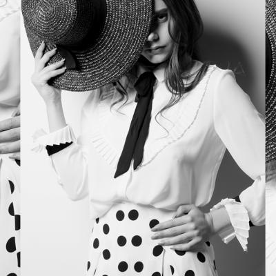 Cum porți fusta cu buline la birou: un look retro-feminin, de efect