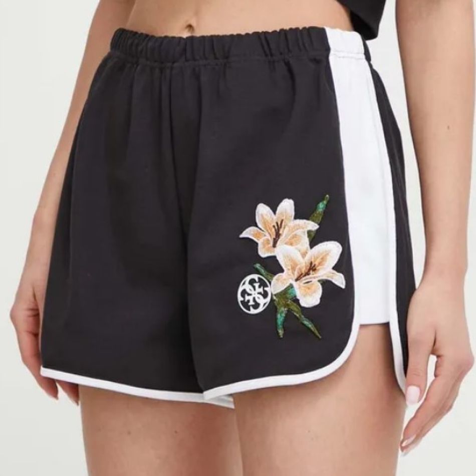 Descoperă 15 de modele de pantaloni scurți pentru femei. Alegerea perfectă pentru ținutele din această vară