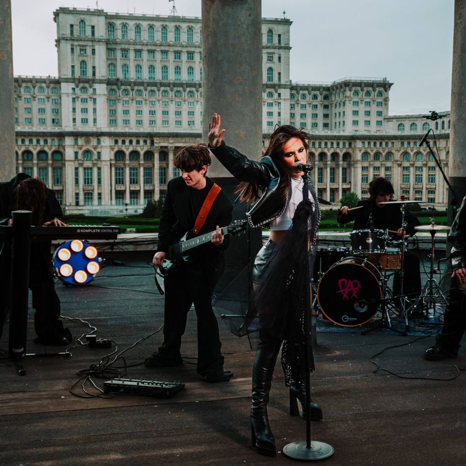 Alexandra Căpitănescu lansează o versiune live metal-rock spectaculoasă înainte de Eurovision Song Contest 2026