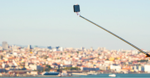 Cele mai interesante selfie stick-uri