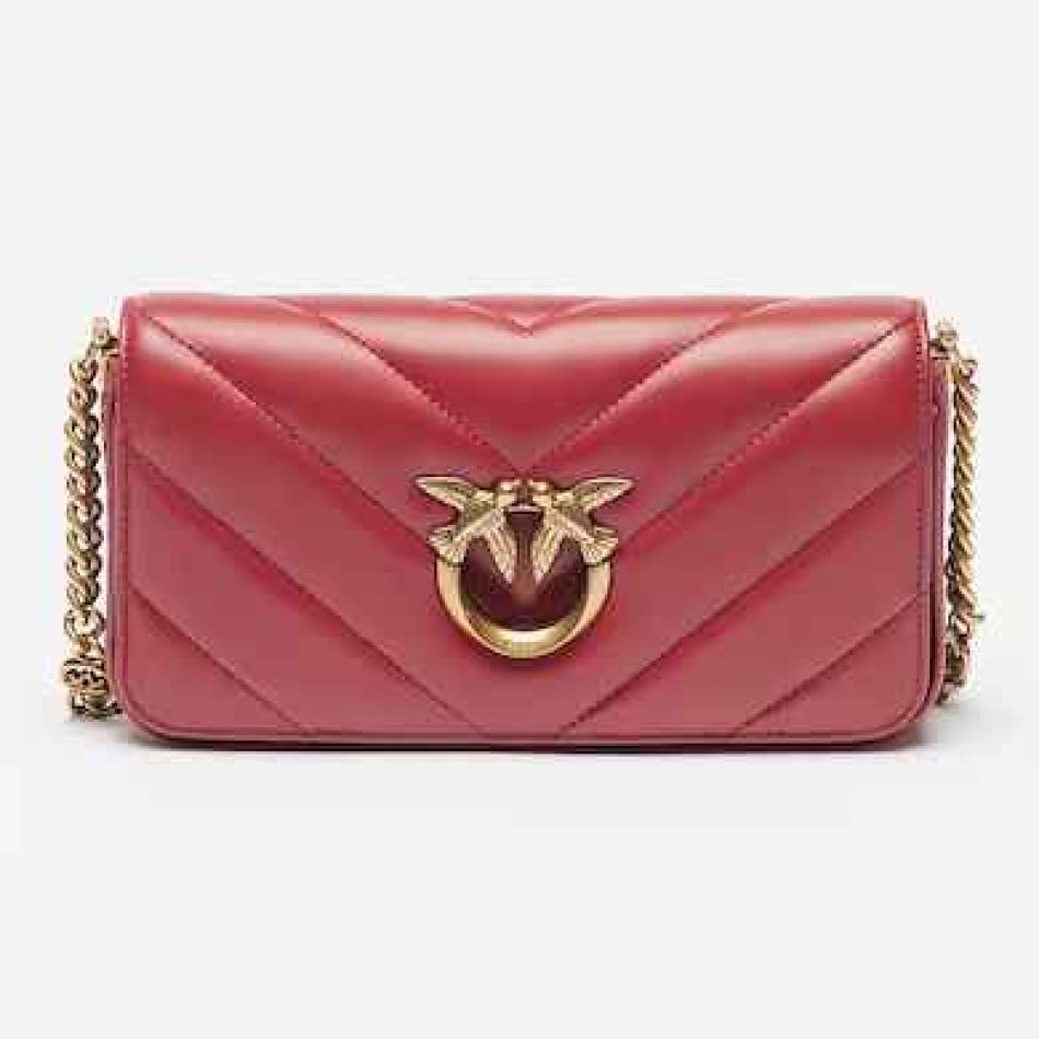 Cum integrăm nuanțele de roșu în ținute? 20 de piese vestimentare pentru anul 2024