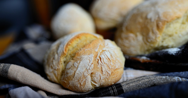 Chifle pufoase cu merisoare si chili, de servit langa camembert la cuptor