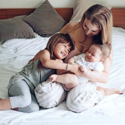 Copiii care sunt îmbrățișați mai des sunt mai deștepți