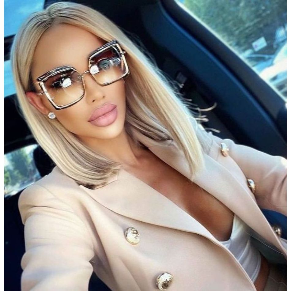 Bianca Drăgușanu, nevoită să poarte ochelari de vedere! Uite cât de șic este blondina!