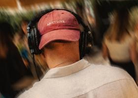 Andrew Barabancea lansează About Love, un imn dance dedicat iubirii