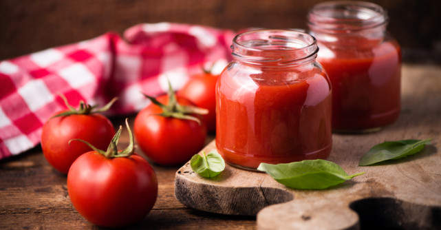 Cum faci cel mai bun suc de roșii acasă: Ține peste iarnă și e plin de vitamine! 