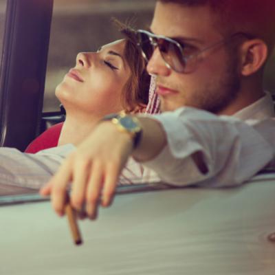 Acest barbat este oprit de politist pentru ca a depasit viteza legala. Ce face sotia? Nu pot sa cred!