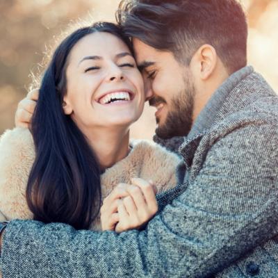 7 gesturi simple prin care un barbat iti arata ca te iubeste