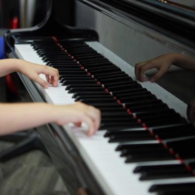 Solist de muzică populară, profesor de canto pentru 50 de copilaşi