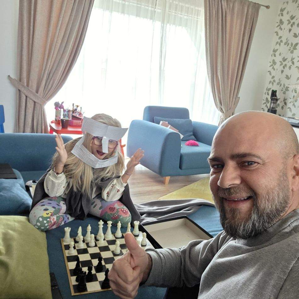 Cosmin Seleși, internat de urgență la spital. Prezentatorul de la Batem palma? a oprit  imediat filmările