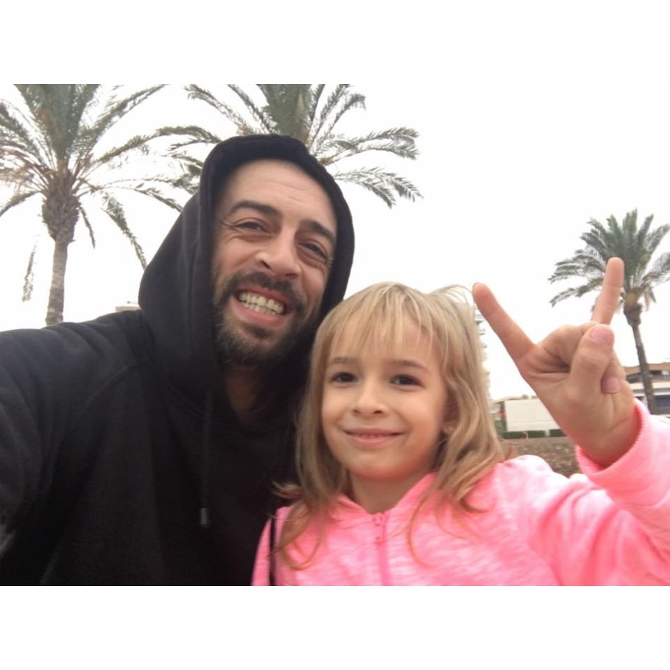 Fiica lui CRBL pasionată de muzica K-Pop. Alesia cântă în englează și coreeană, iar tatăl său se gândește la o carieră 