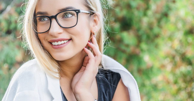 Cum aplici produsele de make-up pentru un look wow, dacă porți ochelari