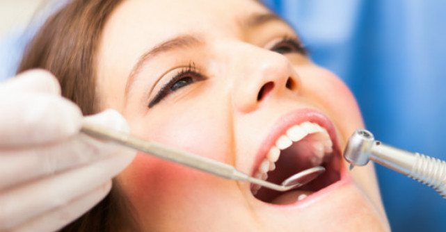 Stiinta din spatele unui zambet perfect. 5 sfaturi ca sa-ti mentii dintii albi si sanatosi pe termen lung