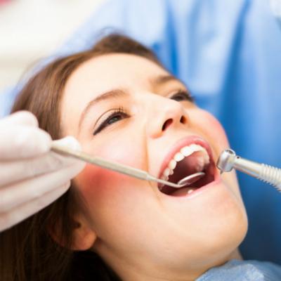 Stiinta din spatele unui zambet perfect. 5 sfaturi ca sa-ti mentii dintii albi si sanatosi pe termen lung