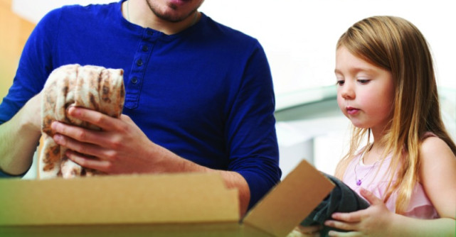 Ariel 3in1 PODS si Auchan te invita sa donezi hainele pe care nu le mai porti