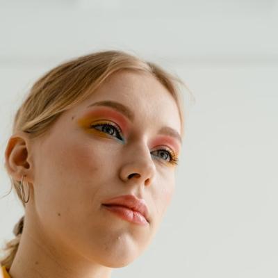 7 greșeli de machiaj care îți pot afecta sănătatea ochilor și a tenului