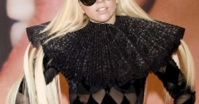 Lady Gaga si-a facut aparitia intr-un ou