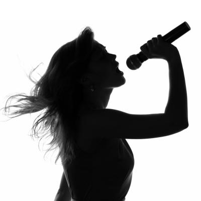 Șapte feluri în care îți poți folosi vocea pentru a-ți vindeca sufletul și corpul