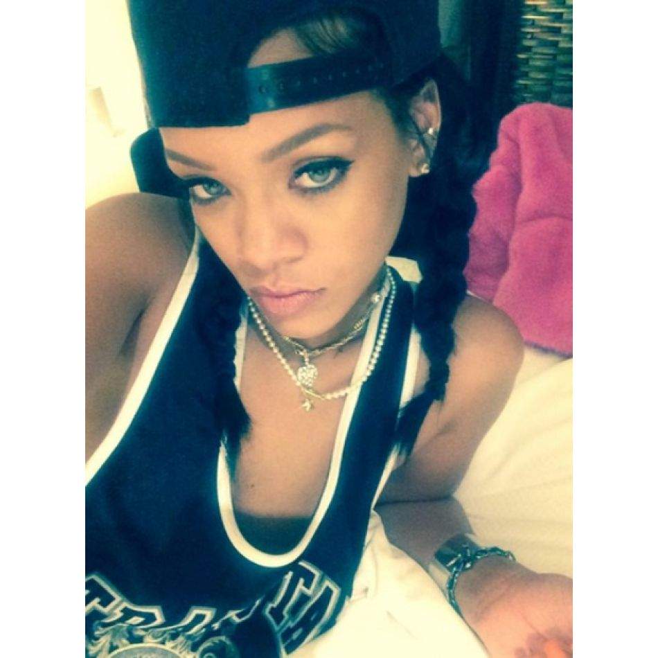 Rihanna, îmbrățișând maternitatea printr-o serie de fotografii incendiare. Imaginile au făcut furori!