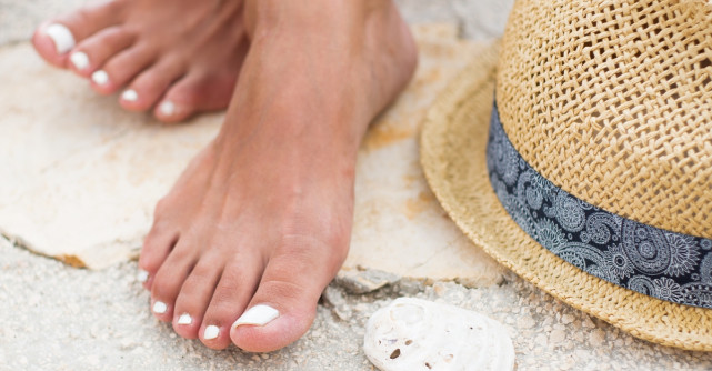 O vara cu picioare frumoase se așterne de pe acum